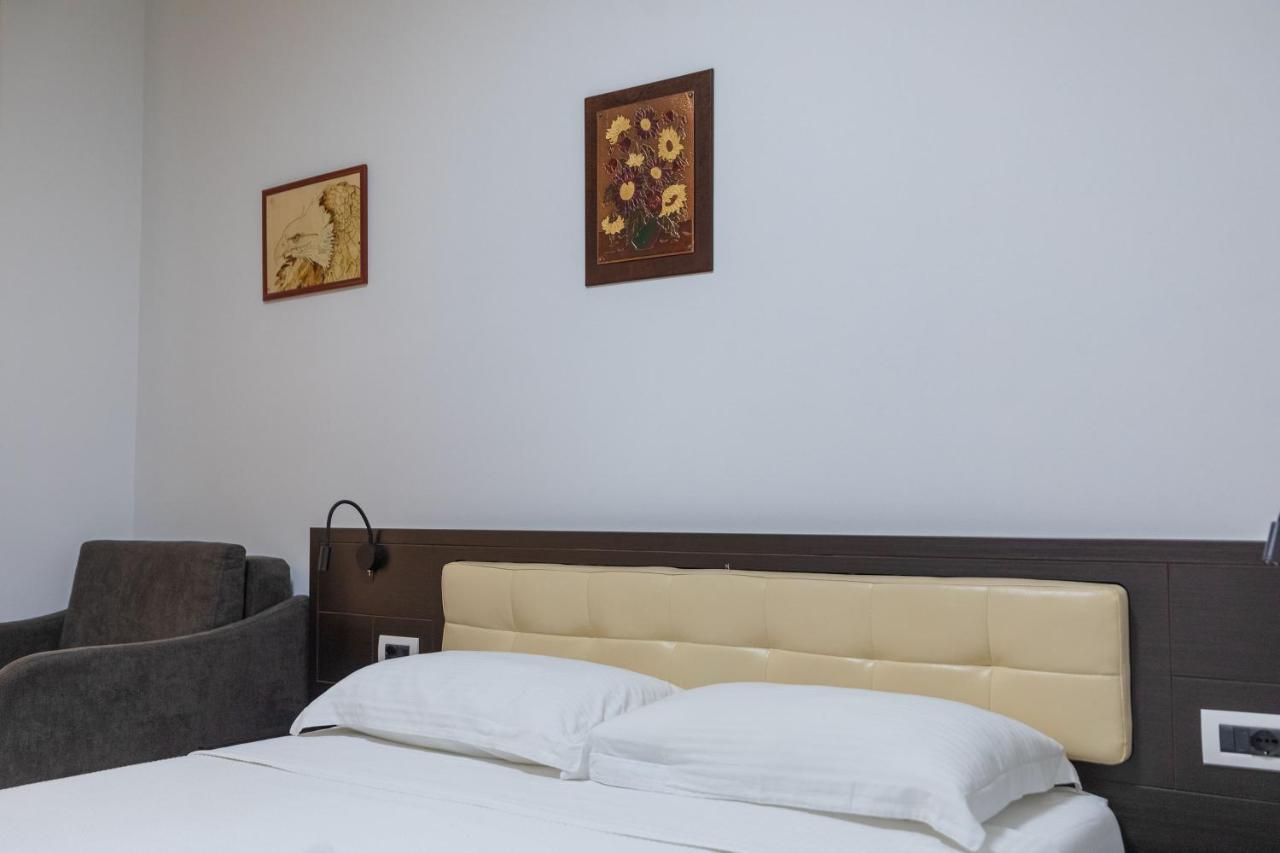 Hotel Pirro Vlorë Екстериор снимка
