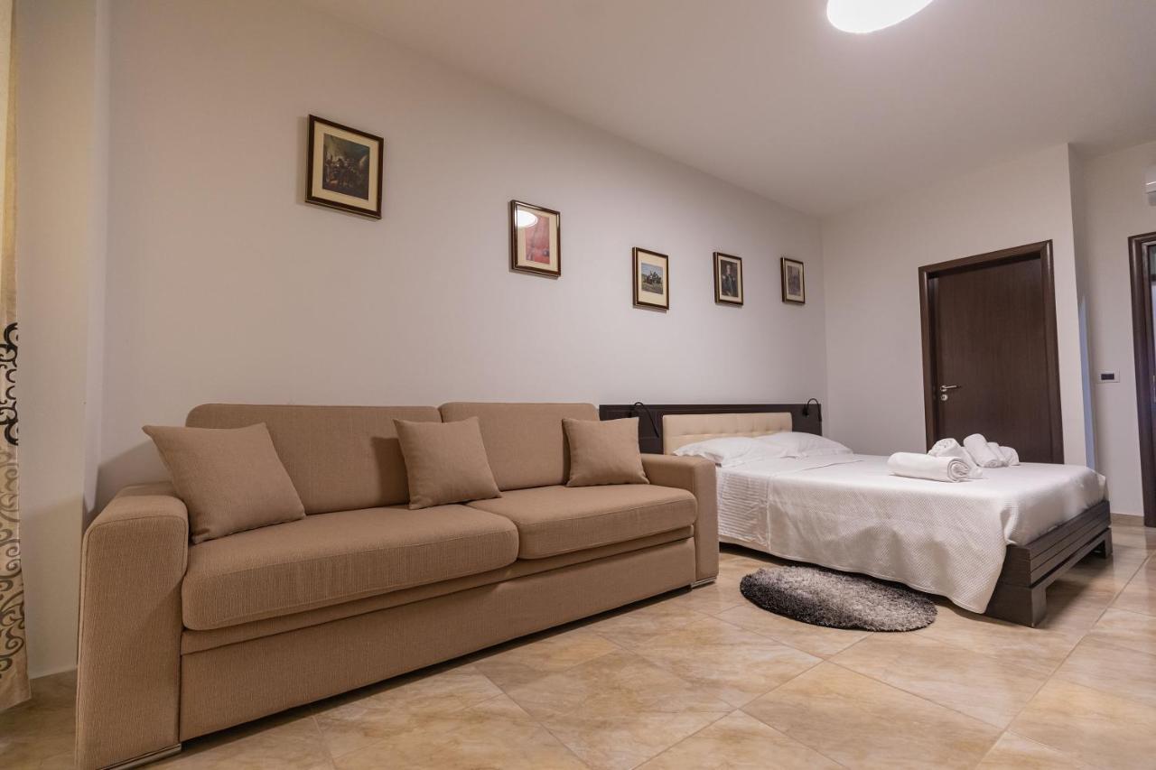 Hotel Pirro Vlorë Екстериор снимка
